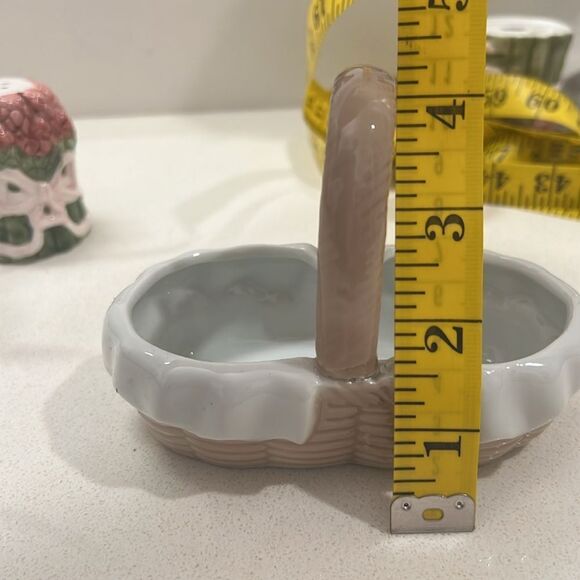 Vintage ceramic salt and pepper shakers, Asparagus in a basket - Picture 9 of 9